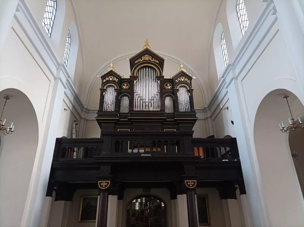 Zabytkowe ograny w kościele parafialnym w Tuchowiczu